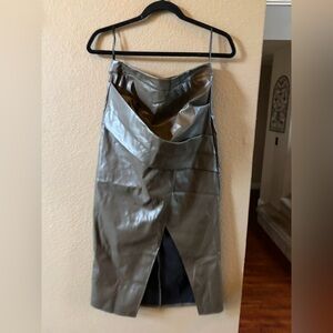 NWT- COMMENSE Faux Leather Ruched Slit Midi Skirt

SPU: OA230918004